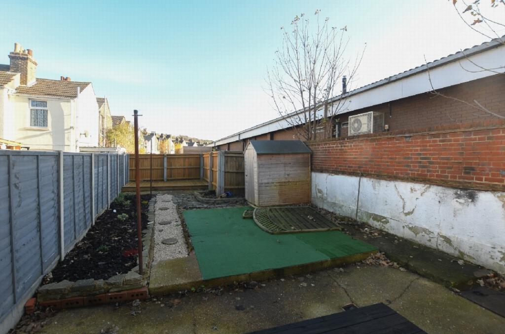 Lot: 60 - THREE-BEDROOM HOUSE IN TOWN CENTRE -